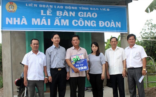 Công đoàn viên chức Bạc Liêu bàn giao nhà Mái ấm Công đoàn. Ảnh: Hoàng Hiệp