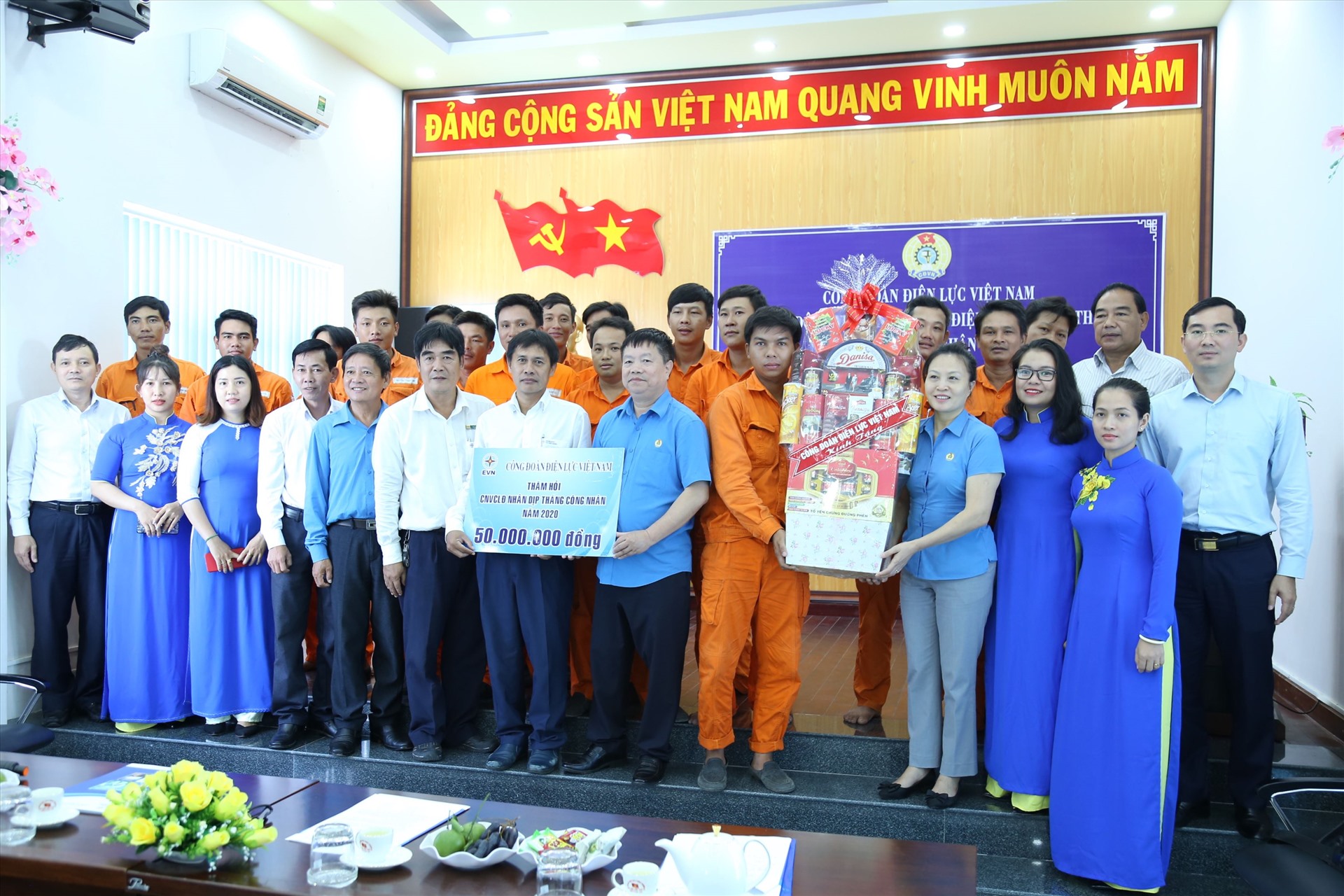 Chủ tịch Công đoàn Điện lực Việt Nam Khuất Quang Mậu trao tiền và quà thăm hỏi người lao động Điện lực U Minh Thượng (Pc Kiên Giang). Ảnh: CĐĐL