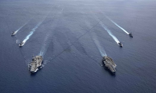 Nhóm tác chiến tàu sân bay Mỹ USS Ronald Reagan và USS Nimitz ở Biển Đông hồi đầu tháng 7. Ảnh: Hải quân Mỹ.