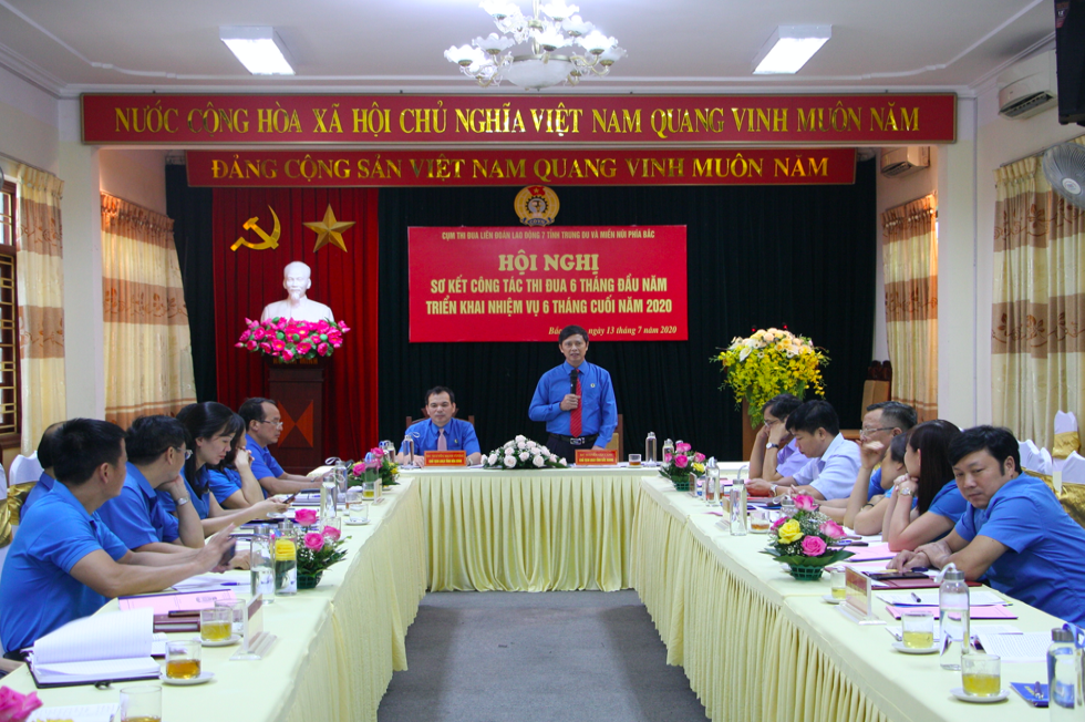 Đồng chí Nguyễn Văn Cảnh – Chủ tịch LĐLĐ tỉnh Bắc Giang phát biểu ý kiến tại Hội nghị. Ảnh: Thanh Loan.