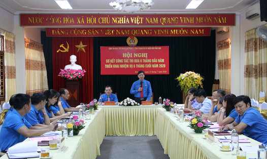Đồng chí Nguyễn Văn Cảnh – Chủ tịch LĐLĐ tỉnh Bắc Giang phát biểu ý kiến tại Hội nghị. Ảnh: Thanh Loan.