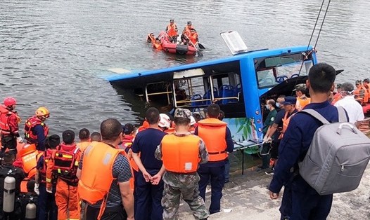 Lực lượng cứu hộ giải cứu người bị nạn tại hiện trường vụ xe bus lao xuống hồ ở An Thuận, Quý Châu, Trung Quốc hôm 7.7. Ảnh: Xinhua