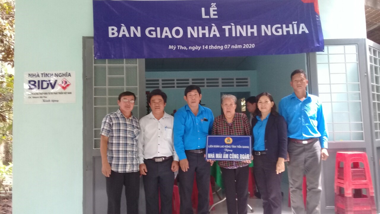 Bàn giao nhà tình nghĩa cho gia đình bà Lê Thị Lùn. Ảnh: K.Q