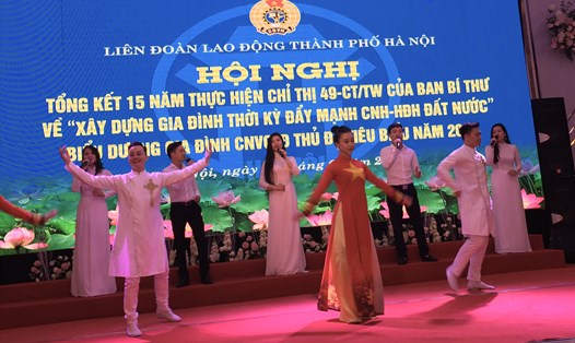 Đoàn viên Công đoàn thành phố Hà Nội biểu diễn văn nghệ chào mừng hội nghị. Ảnh: Hải Anh