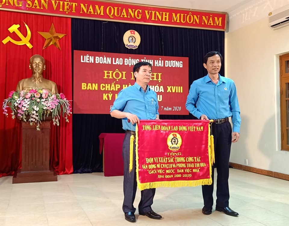 Đồng chí Mai Xuân Anh, Chủ tịch LĐLĐ tỉnh Hải Dương (bên phải) tặng cờ cho Công đoàn cơ sở Công ty TNHH Seidensticker Việt Nam. Ảnh: Diệu Thuý