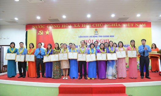 LĐLĐ tỉnh Quảng Ngãi khen thưởng 38 tập thể, 51 cá nhân điển hình tiên tiến. Ảnh: Thanh Chung