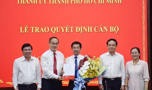 Bí thư Thành ủy TPHCM Nguyễn Thiện Nhân trao quyết định cho ông Dương Ngọc Hải. Ảnh: VGP