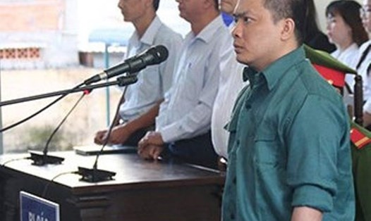 Bị cáo Nguyễn Duy Hiển trước tòa. Ảnh: Quế An