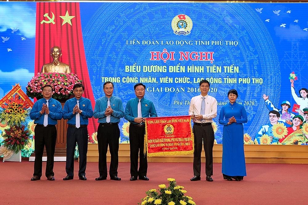 Đồng chí Ngọ Duy Hiểu - Phó Chủ tịch Tổng LĐLĐVN và đồng chí Trịnh Thanh Hằng – Uỷ viên Đoàn chủ tịch, Trưởng Ban Nữ Công Tổng LĐLĐVN - trao Cờ thi đua đơn vị dẫn đầu Cụm 7 tỉnh trung du miền núi phía Bắc cho LĐLĐ tỉnh Phú Thọ. Ảnh: Tấn Công