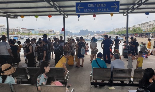 Du khách chờ tàu đi tham quan vịnh Hạ Long tại Cảng tàu du lịch quốc tế Tuần Châu. Ảnh: Nguyễn Hùng