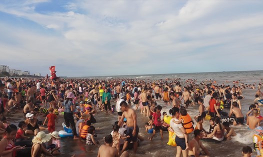 Bãi biển Sầm Sơn (Thanh Hóa) luôn đông nghịt khách mùa cao điểm du lịch. Ảnh: Quách Du