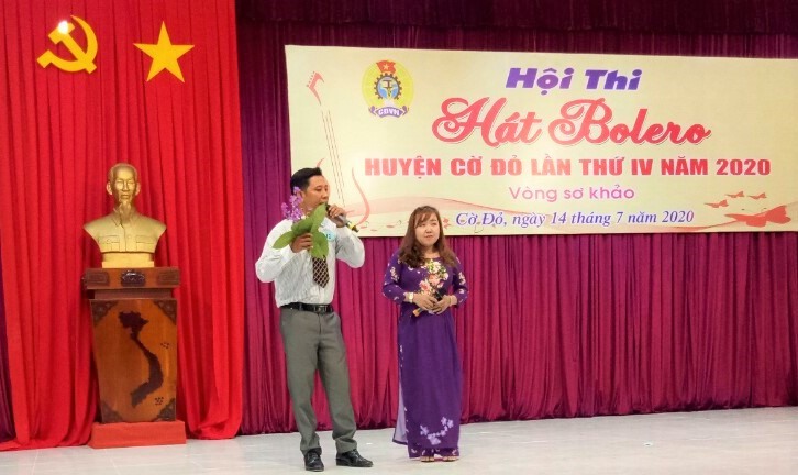 Thí sinh tham dự thể loại song ca tiếng hát bolero. Ảnh. Thành Nhân