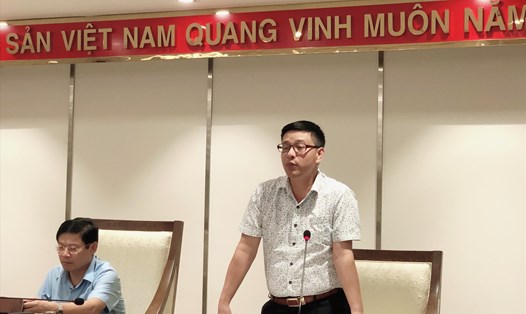 Ông Nguyễn Văn Hưng, Phó Chủ tịch UBND huyện Thanh Trì thông tin báo chí chiều 14.7. Ảnh: Nguyễn Hà