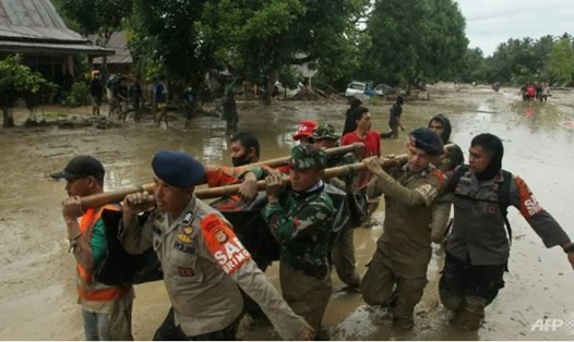 Lực lượng cứu hộ đang tiến hành công tác cứu hộ, cứu nạn sau trận lũ quét kinh hoàng giết chết ít nhất 15 người ở Bắc Luwu, tỉnh South Sulawesi trên đảo Sulawesi, Indonesia. Ảnh: AFP