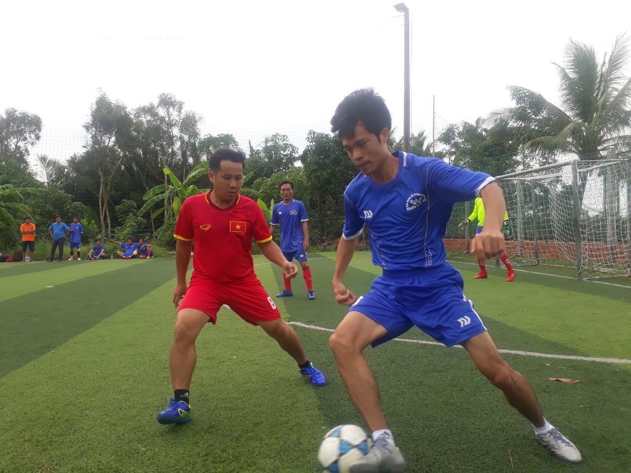 Các vận động viên trong trận đấu giữa ngành giáo dục huyện và xã Lương Tâm. Ảnh: Hoài Phúc