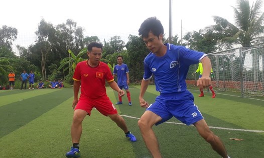 Các vận động viên trong trận đấu giữa ngành giáo dục huyện và xã Lương Tâm. Ảnh: Hoài Phúc