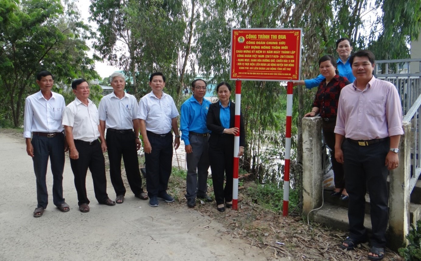 LĐLĐ tỉnh, LĐLĐ huyện Tam Nông, cùng địa phương gắn biển công trình thi đua. Ảnh: Lưu Hùng