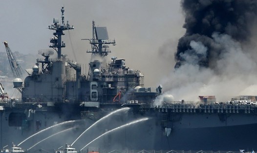 Tàu USS Bonhomme Richard bị cháy. Ảnh: Getty Images