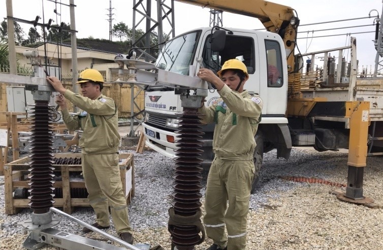 Công nhân Đội Dịch vụ Kỹ thuật Thanh Hóa trên công trường. Ảnh: Hải Hà