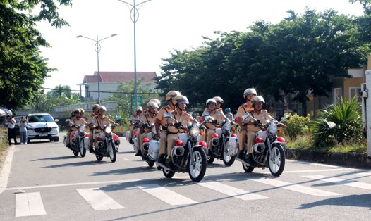 Lực lượng CSGT Công an tỉnh Thừa Thiên Huế ra quân thực hiện đợt cao điểm. Ảnh: A.Phong.