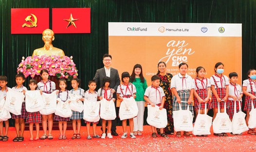 Ông Im Dong Jun, Tân Tổng Giám Đốc kiêm Chủ tịch HĐTV Hanwha Life Việt Nam (hàng trên, bìa trái) cùng các đối tác trao quà cho trẻ em bị ảnh hưởng bởi dịch Covid-19 tại Huyện Nhà Bè, TP.HCM hôm 14-7.
