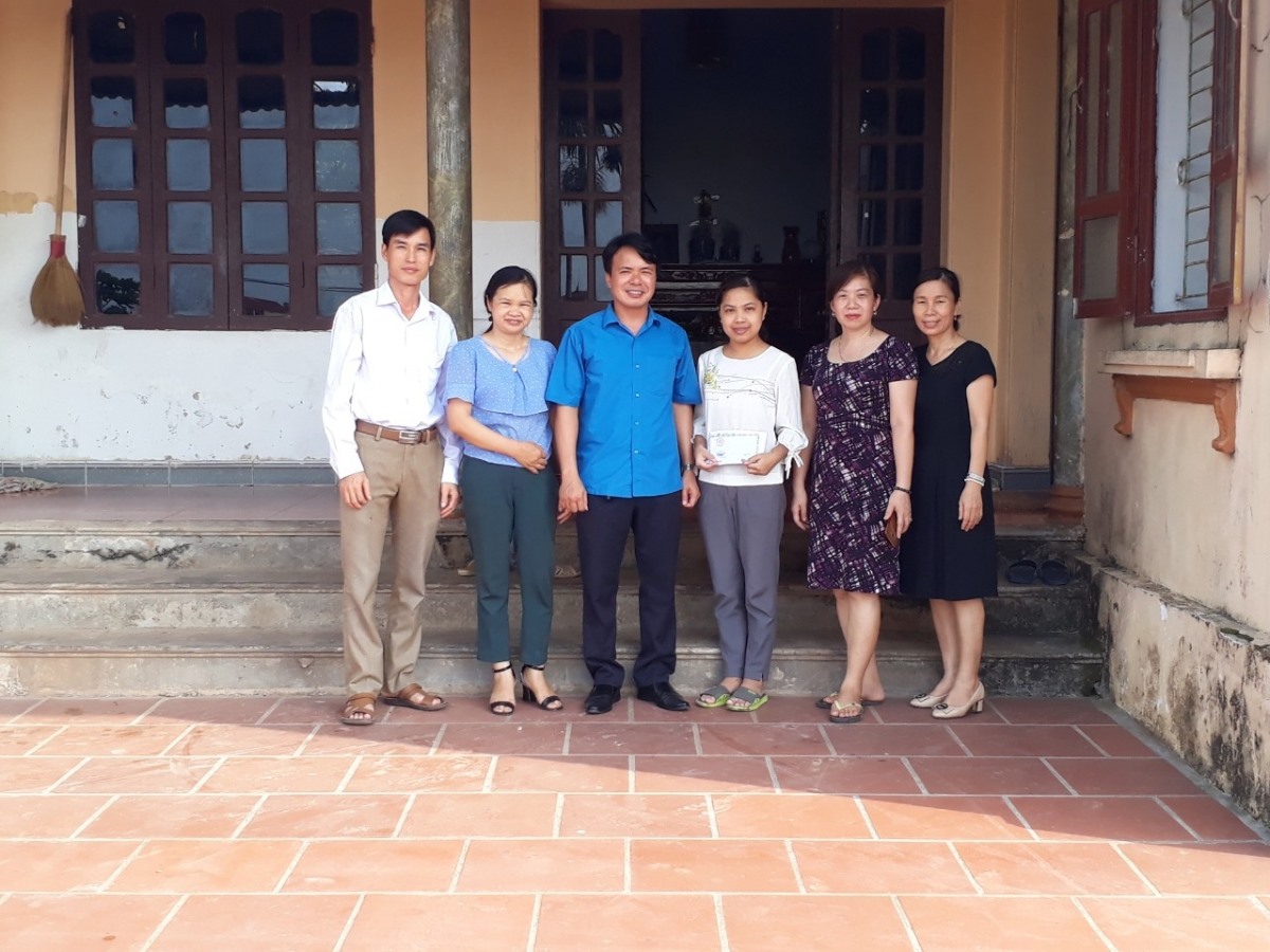 Lãnh đạo Liên đoàn Lao động huyện và BGH Trường Tiểu học Hợp Đức động viên, chia sẻ chị Hà. Ảnh: Tân Yên.