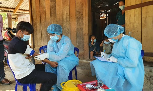 Lực lượng y tế tiêm phòng cho một người dân tại một ổ dịch bạch hầu ở Đắk Lắk. Ảnh B.T