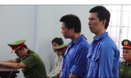 Hai bị cáo Lê Minh Sơn, Võ Ngọc Thiện tại tòa. Ảnh: Hà Quế
