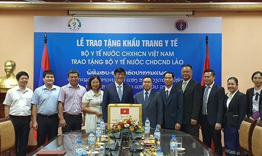 Quyền Bộ trưởng Bộ Y tế Nguyễn Thanh Long- đại diện Bộ Y tế Việt Nam, tặng khẩu trang y tế cho Bộ Y tế Lào. Ảnh: Bộ Y tế cung cấp