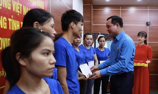 Chủ tịch Tổng LĐLĐVN Nguyễn Đình Khang tặng quà đoàn viên có hoàn cảnh khó khăn thuộc Công ty TNG (Thái Nguyên). Ảnh: Hải Nguyễn
