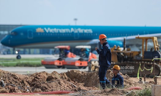 Công nhân thi công dự án cải tại đường băng tại sân bay Quốc tế Nội Bài hôm 14.7. Ảnh: Sơn Tùng.