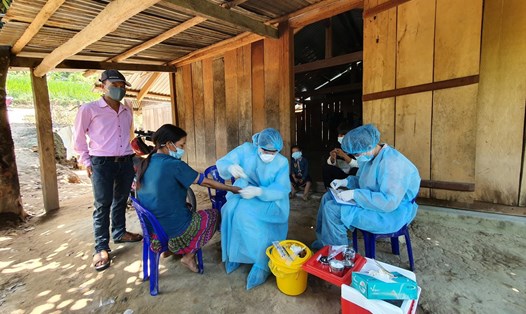 Lực lượng y tế Đắk Lắk tiêm vaccine phòng bệnh cho người dân tại một ổ dịch bạch hầu. Ảnh B.T
