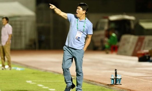 Huấn luyện viên Vũ Tiến Thành phản đối việc mê tín trong bóng đá. Ảnh: SGFC
