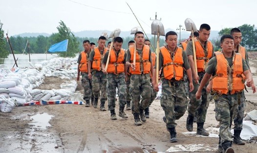 Binh sĩ Trung Quốc tham gia hỗ trợ phòng chống lũ ở Giang Châu. Ảnh: SCMP.