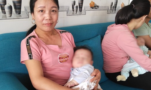 Người dân Gia Lai đưa con đi tiêm chủng vaccine bệnh bạch hầu. Ảnh TT