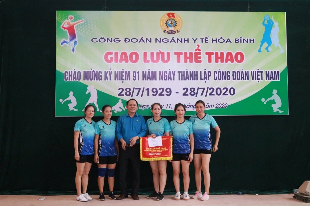 Đồng chí Lê Duy Long, Chủ tịch Công đoàn ngành Y tế - trao tặng cho đơn vị đạt giải. Ảnh: Mạnh Cường.