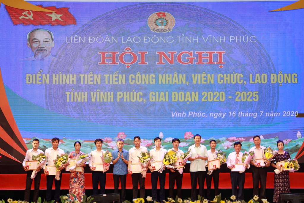 Các đồng chí: Trần Văn Thuật – Phó Chủ tịch Tổng Liên đoàn Lao động Việt Nam; Trần Văn Vinh – Phó Bí thư Thường trực Tỉnh uỷ, Chủ tịch Hội đồng Nhân dân tỉnh Vĩnh Phúc trao Bằng khen tới các cá nhân điển hình. Ảnh: Hải Nguyễn.