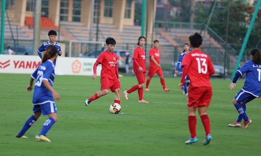 Phong Phú Hà Nam (đỏ) lọt vào bán kết cúp quốc gia nữ 2020 sau chiến thắng 6-2 trước Sơn La. Hai đại diện nữa cũng sớm giành vé là Hà Nội Watabe I và Thành phố Hồ Chí Minh. Ảnh: Hoài Thu