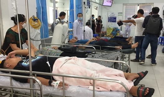 Nhiều lao động đang nằm cấp cứu tại Bệnh viện Đa khoa Lê Lợi (Vũng Tàu) nghi  bị ngộ độc thực phẩm. Ảnh: Nguyên Dũng