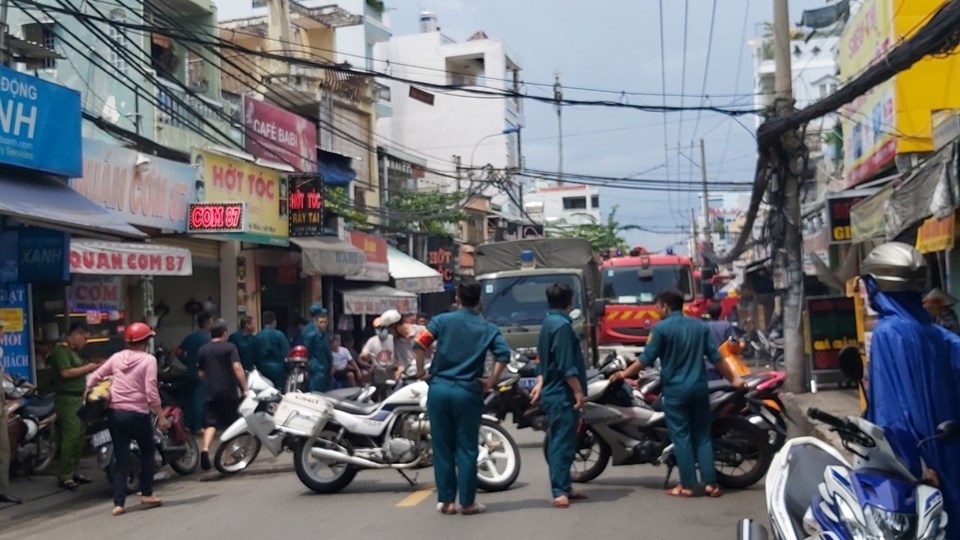 Cơ quan chức năng phong tỏa đường để phục vụ công tác chữa cháy. Ảnh: Cao Huân Cơ quan chức năng phong tỏa đường để phục vụ công tác chữa cháy. Ảnh: Cao Huân