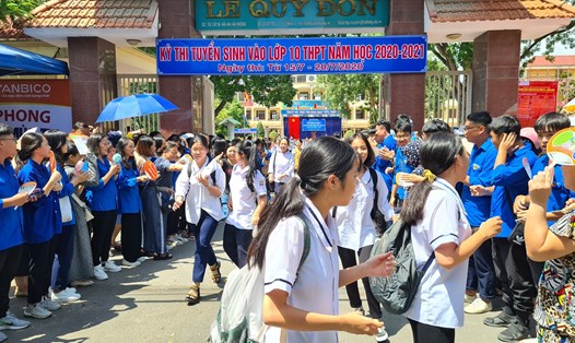 Những thí sinh đầu tiên kết thúc môn thi Ngữ văn sáng ngày 16.7 tại điểm thi trường THPT Lê Qúy Đôn (Hải Phòng). Ảnh MC