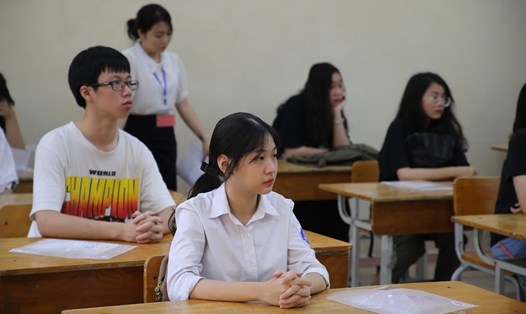Thí sinh dự thi vào lớp 10 THPT công lập năm học 2020 - 2021 của Hà Nội đã làm thủ tục dự thi trong sáng 16.7. Ảnh: Đại Nguyễn.