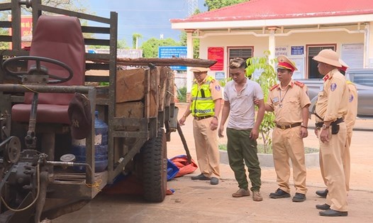 Lực lượng chức năng đã tạm thu giữ xe máy cày cùng số gỗ quý và mời Y Phiên về trụ sở làm việc. Ảnh Công an cung cấp