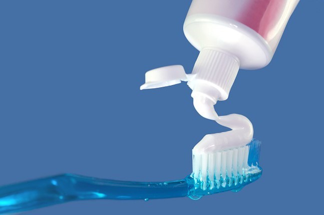 Chắc hẳn ai cũng biết tác dụng chính của kem đánh răng là để rửa sạch và bảo vệ răng miệng khỏe mạnh. Nhưng bên cạnh đó, kem đánh răng còn có rất nhiều tác dụng khác như giảm các vết ố vàng, ngăn ngừa viêm nướu, tăng cường lớp men răng, v.v. Hãy cùng tìm hiểu về các công dụng lý thú này thông qua hình ảnh về kem đánh răng.