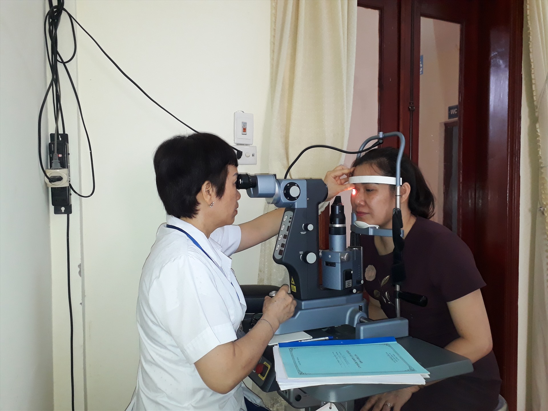 Cán bộ công đoàn khám sức khỏe tại Trung tâm Kiểm soát bệnh tật tỉnh Bắc Kạn. Ảnh: Ngọc Liêm