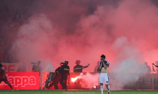 Hình ảnh pháo sáng trên sân Hàng Đẫy ở V.League 2019. Ảnh: Sơn Tùng