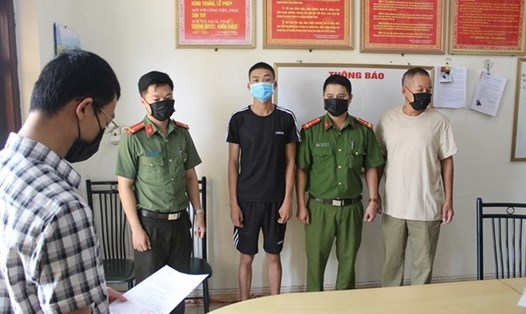 Cơ quan An ninh điều tra Công an tỉnh Quảng Ninh thi hành lệnh khởi tố, bắt giam khẩn cấp  các đối tượng tổ chức nhập cảnh trái phép. Ảnh: Nguyễn Khánh