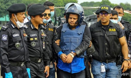 Nghi phạm Mohammad Shahed - chủ một bệnh viện ở Bangladesh bị bắt giữ vì nghi ngờ không thực hiện xét nghiệm nhưng vẫn phát hành kết quả COVID-19 âm tính cho hàng nghìn bệnh nhân. Ảnh: AFP