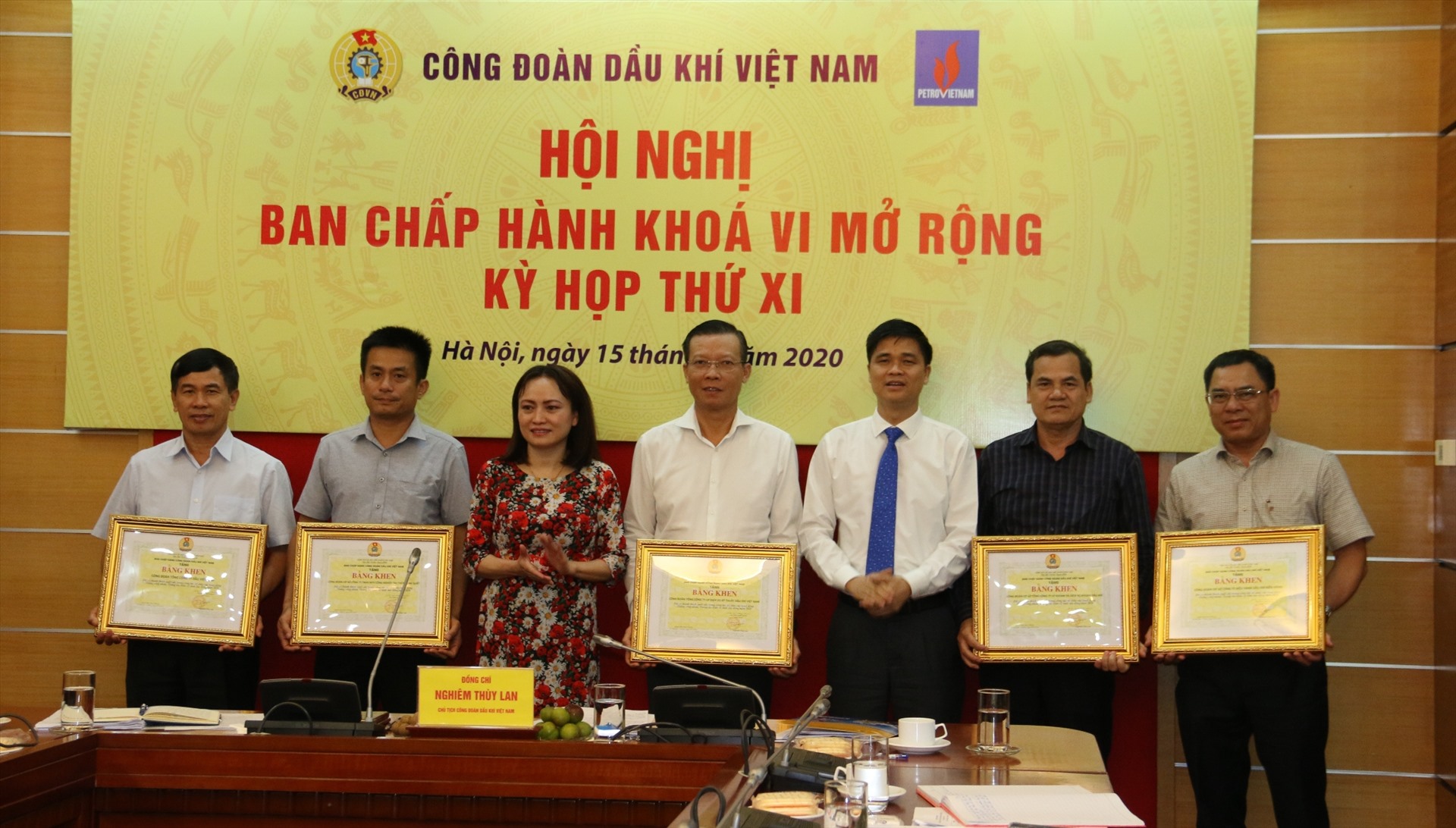 Phó Chủ tịch Tổng Liên đoàn Lao động Việt Nam Ngọ Duy Hiểu (thứ ba từ phải sang) và Chủ tịch Công đoàn Dầu khí Việt Nam Nghiêm Thuỳ Lan (thứ ba từ trái sang) trao tặng Bằng khen cho lãnh đạo các Công đoàn trực thuộc. Ảnh: L.Q.Điệp