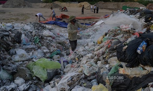 Việc người dân chặn xe vào bãi Nam Sơn khiến nội đô ùn ứ rác. Ảnh: Hà Phương